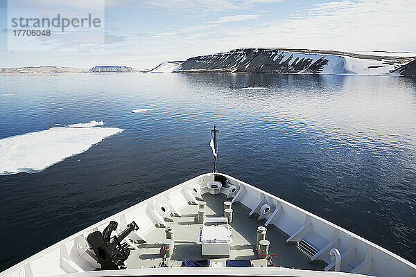 Ansicht der Küstenlinie einer Insel von Svalbard von einem Kreuzfahrtschiff aus; Svalbard  Norwegen
