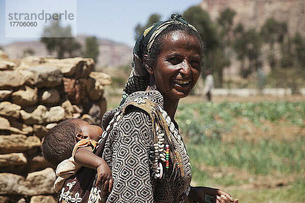 Äthiopische Frau  die ein Baby trägt; Gheralta  Region Tigray  Äthiopien
