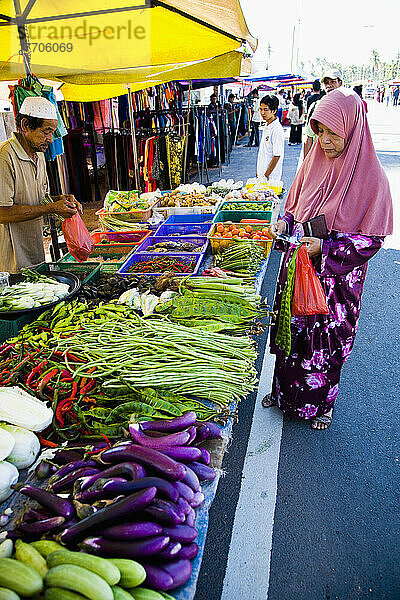 Einheimische beim Einkaufen auf dem Straßenrandmarkt