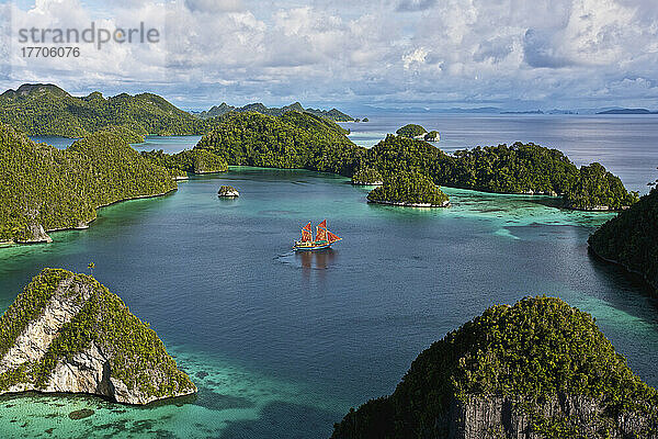 Tiger Blue Phinisi Schooner Segeln durch Pulau Wayag Inseln von Raja Ampat; Indonesien