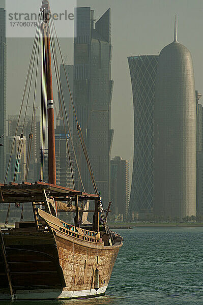 Holzboote im Hafen mit der modernen Skyline von Doha dahinter; Doha  Katar