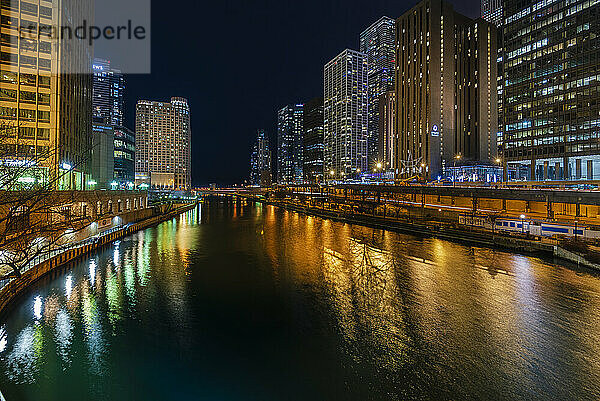Stadtbild und Chicago River bei Nacht  mit Lichtern  die sich auf dem ruhigen Wasser spiegeln; Chicago  Illinois  Vereinigte Staaten von Amerika