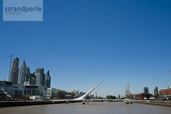 Puente De La Mujer des Architekten Santiago Calatrava  Puerto Madero  Buenos Aires  Argentinien