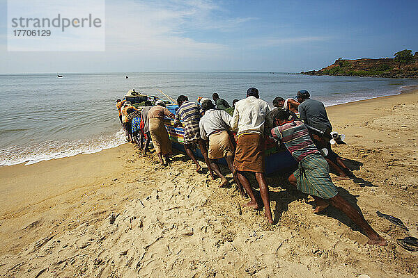 Fischer am Strand von Bekal; Nord-Kerala  Indien