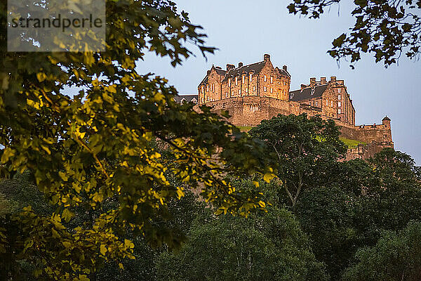 Edinburgh Castle in der Abenddämmerung; Edinburgh  Schottland