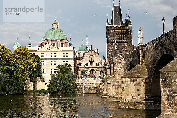 Von der Moldau aus ein Blick auf die Karlsbrücke und die Altstadt von Prag; Prag  Tschechische Republik