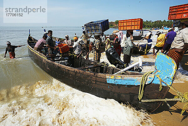 Fischer am Strand von Bekal; Nord-Kerala  Indien