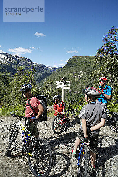 Radfahrer auf dem Rallarvegen  Abstieg von Myrdal ins Flamtal; Norwegen