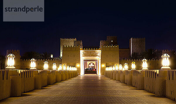 Der Eingang des Qasr Al Sarab Desert Resort; Liwa Oasis  Abu Dhabi  Vereinigte Arabische Emirate