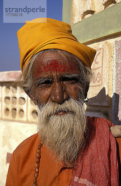 Porträt eines hinduistischen Heiligen  Mandvi  Rann von Kutch  nördlich von Bhuj  Gujarat  Indien