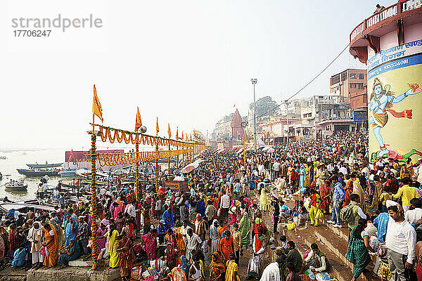 Pilgerschar an den Ghats am Ganges; Varanasi  Indien