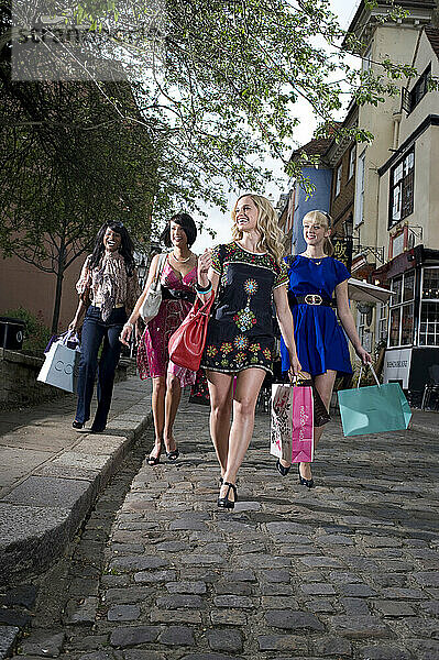 4 Attraktive junge Frauen beim Einkaufen. Uk
