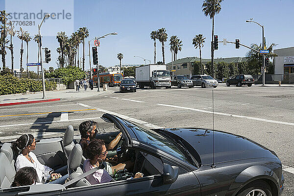 Eine Familie fährt in einem Cabrio an einem sonnigen Tag; Kalifornien  Vereinigte Staaten von Amerika
