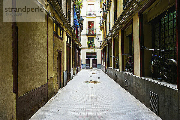 Eine Gasse zwischen Wohngebäuden; Barcelona  Spanien