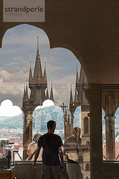 Silhouetten und die Türme der Kirche Unserer Lieben Frau vor Tyn spiegeln sich in den Fenstern des Prager Altstädter Rathauses; Prag  Tschechische Republik