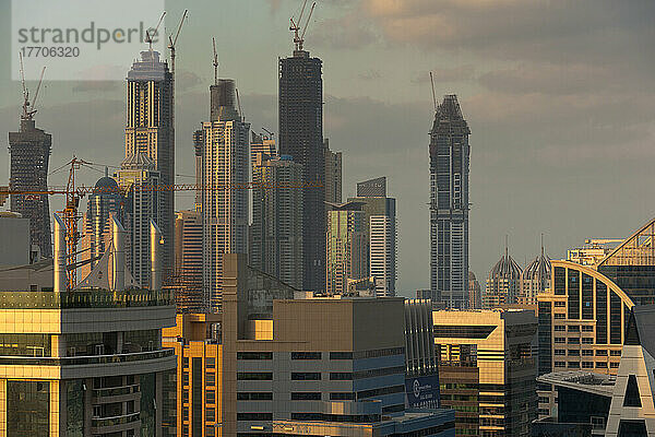 Büro- und Wohnhochhäuser in der Abenddämmerung; Dubai  Vereinigte Arabische Emirate