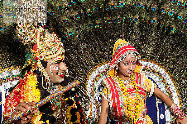 Musiker/Tänzer in der Rolle von Hindu-Gottheiten beim Elefantenfest in Jaipur  der Hauptstadt von Rajasthan  Indien. Jährlich stattfindende Veranstaltung im Chaughan-Stadion innerhalb der alten Stadtmauer von Jaipur. Beliebtes Ereignis für Touristen  das am Tag vor dem indischen Fest stattfindet.