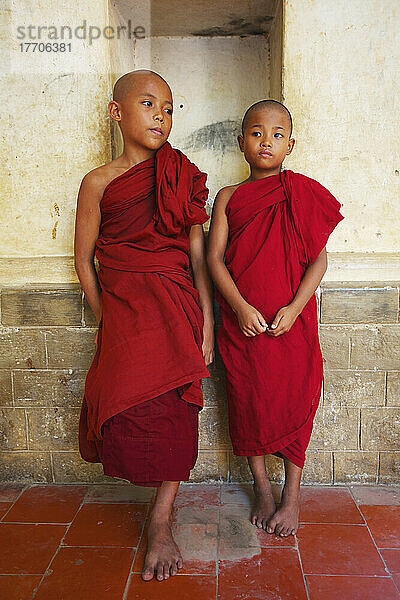 Zwei Novizenmönche in einem buddhistischen Kloster  Oberburma  Myanmar