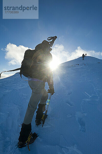 Wanderer beim Klettern an den verschneiten Hängen von Sgorr Dhearg in der Nähe von Glen Coe; Highlands  Schottland