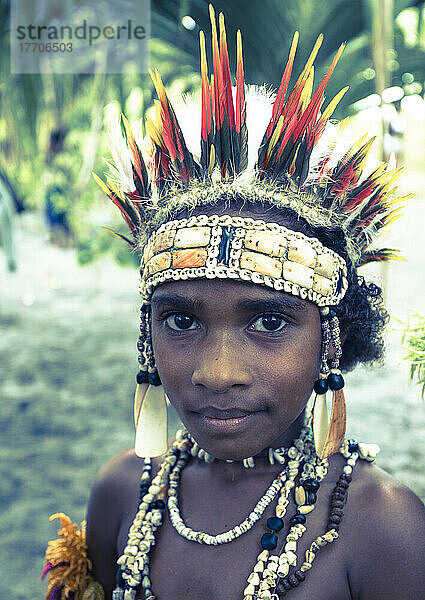 Melanesischer Stammestänzer  ein junger Dorfbewohner  der sich auf eine traditionelle Gesangsaufführung in Buna Beach vorbereitet; Provinz Oro  Papua-Neuguinea