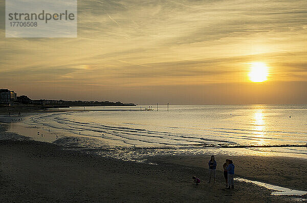 Strand bei Sonnenuntergang; Margate  Kent  England