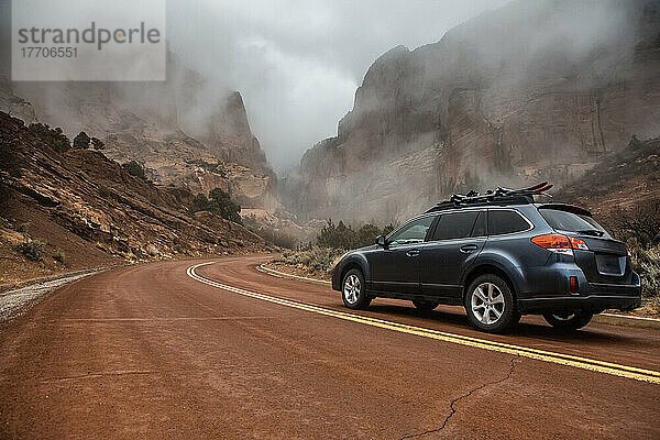 Ein Auto fährt in den Kolob Canyon  Teil des Zion National Park; St. George  Utah  Vereinigte Staaten von Amerika