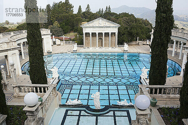 Ein luxuriöser Swimmingpool im Freien mit Blick auf die bergige Landschaft; Kalifornien  Vereinigte Staaten von Amerika