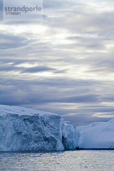 Eine Mitternachtsfahrt durch den Ilulissat-Eisfjord  eine der Unesco-Welterbestätten. Grönland.