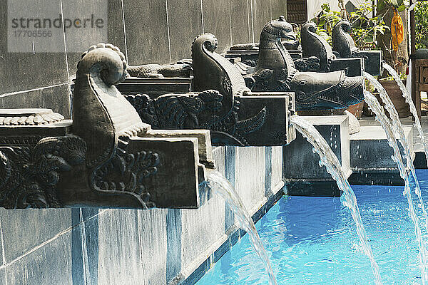 Das Schwimmbad im Dwarika Hotel im Stil eines Bades aus der Malla-Dynastie im zwölften Jahrhundert  die Wasserspeier stammen aus der Lichhavi-Periode; Nepal