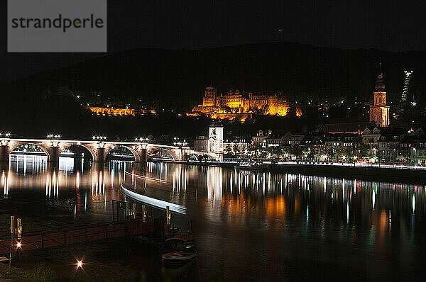 Heidelberger Schloss und die alte Neckarbrücke bei Nacht beleuchtet; Heidelberg  Deutschland