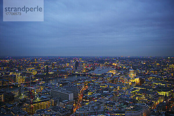 Blick auf die Stadt London und die Themse in der Abenddämmerung; London  England