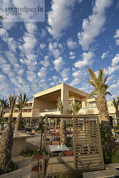 Palmen und Sitzgelegenheiten auf dem Hotelgelände an der Bucht von Taghazout  Marokko; Agadir  Marokko