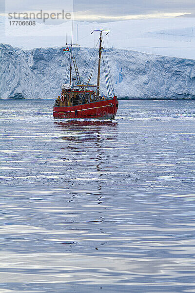 Eine Mitternachtsfahrt durch den Ilulissat-Eisfjord  eine der Unesco-Welterbestätten. Grönland.