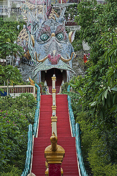 Wat Ban Tham  oder der Drachentempel; Kanchanaburi  Thailand