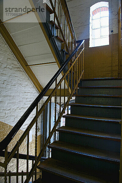 Eine Treppe mit einem Handlauf im Inneren eines Gebäudes; Hamburg  Deutschland
