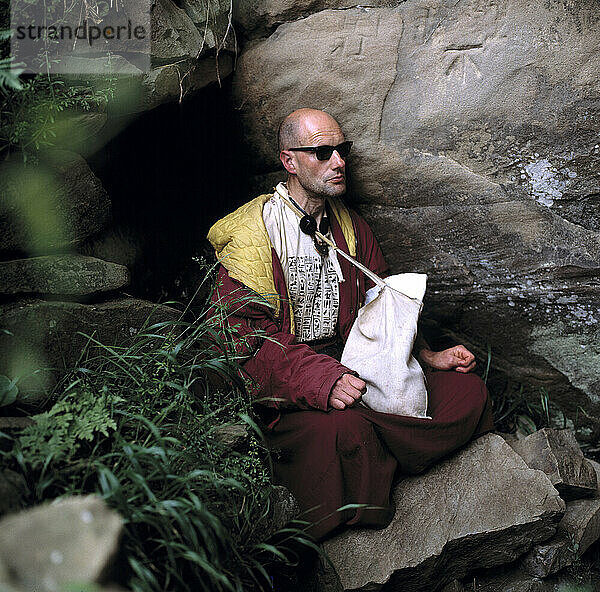 Buddhismus (Mann meditiert) Holy Island  Hebriden - Schottland