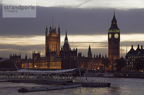 Europa  Großbritannien  England  London  Houses Of Parliament und Big Ben in der Abenddämmerung