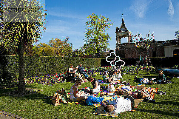 Menschen Sonnenbaden auf einem Frühlingstag in Holland Park  West London  London  Uk