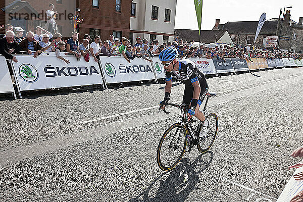 Radfahrer  der diese Etappe des Radrennens Tour of Britain beendet; Wells  Somerset  England