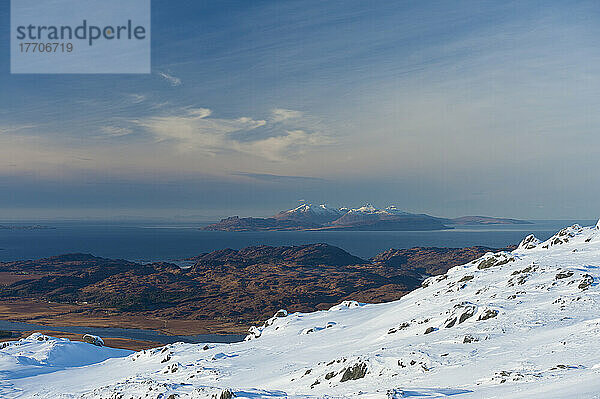 Blick vom Beinn Respiol auf die Inseln Eigg und Rum  Halbinsel Ardnamurchan  Highlands  Schottland