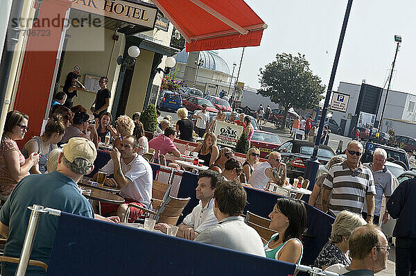 Cafe Society  mit Bars und Restaurants am Wasser und Blick auf den Jachthafen; Ramsgate  Thanet  Kent  England