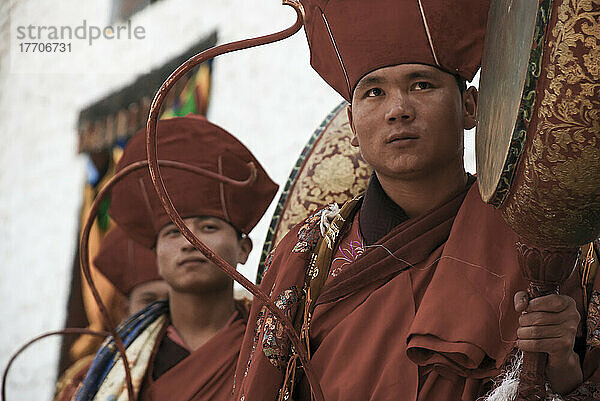 Kostümierte Darsteller bereiten sich auf einen Cham-Tanz beim bhutanischen Paro Tshechu Festival im Paro Dzong  einem Kloster und einer Festung in Paro  Bhutan  vor; Paro  Bhutan