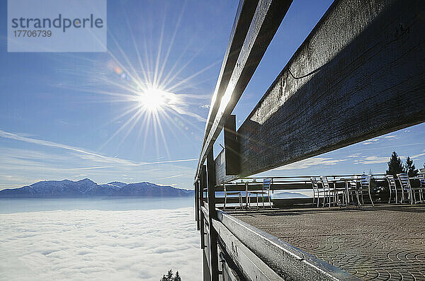 Ein Patio über den Wolken mit Blick auf die Schweizer Alpen; Locarno  Tessin  Schweiz