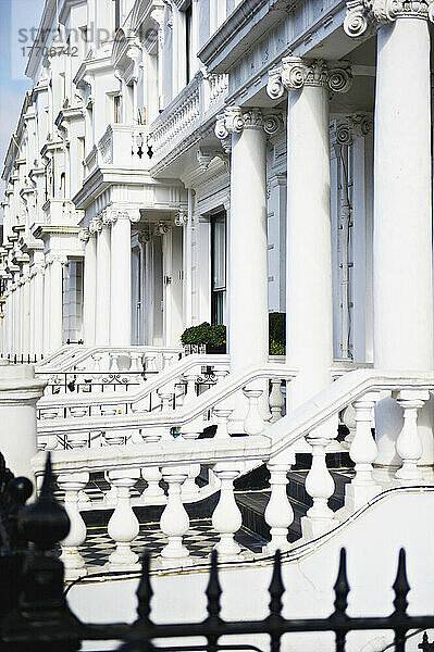 Ein verziertes weißes Gebäude mit Geländern und Säulen  Kensington; London  England