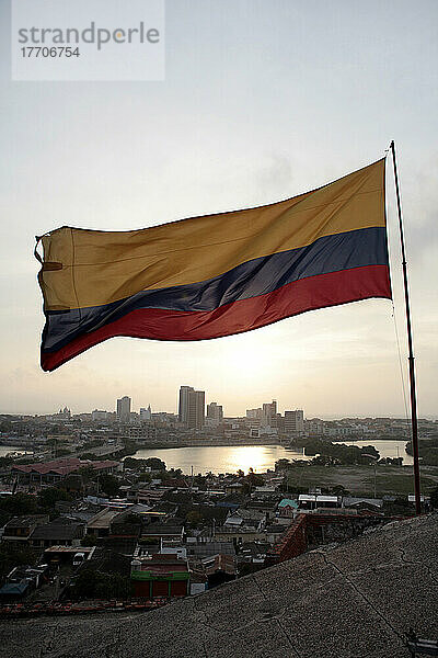 Bilder von der Festung von Cartagena  Fortaleza San Felipe de Barajas. Die kolumbianische Flagge von 1861 ist gelb  blau und rot. Gelb steht für das goldene Land Südamerika. Blau steht für den Ozean  der das Land von Spanien trennt. Rot symbolisiert das Blut und den Mut des Volkes im Widerstand gegen die Tyrannen. Cartagena  Kolumbien