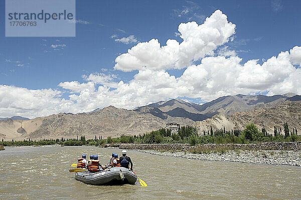 Rafting auf dem Indus-Fluss im Indus-Tal; Ladakh  Indien