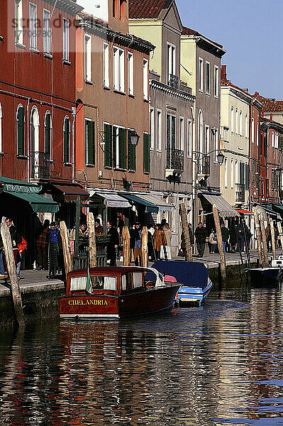 Venedig  Kanal auf der Isola di Murano  die für ihr Glas berühmt ist. Doug Mckinlay/Axiom