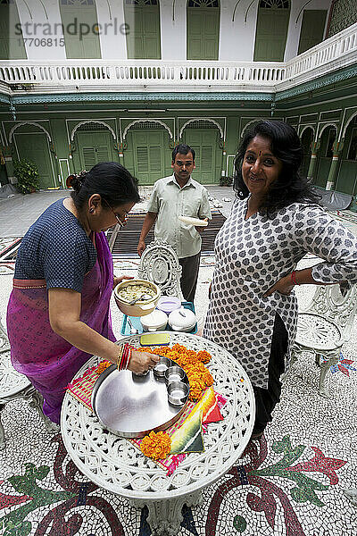 Mittagessen wird in einem alten Haveli serviert; Hyderabad  Andhra Pradesh  Indien