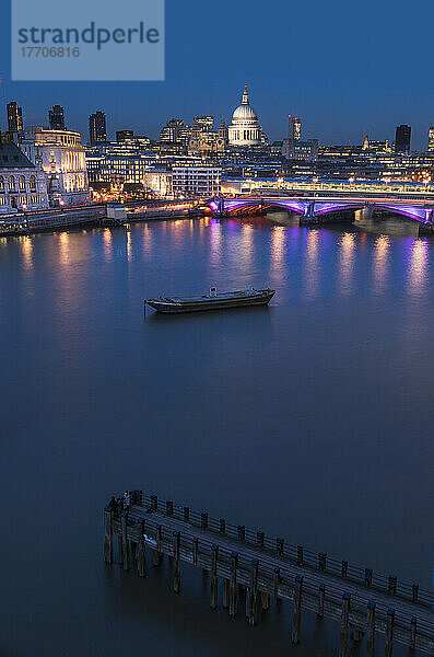 St. Paul's Cathedral und Blackfriars; London  England