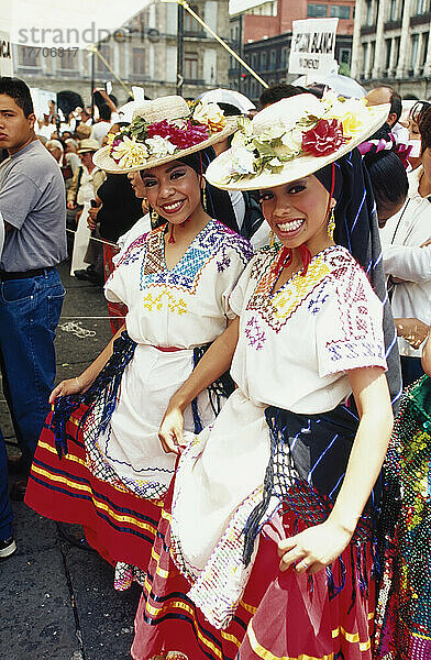 Frauen in traditioneller Kleidung beim Festival